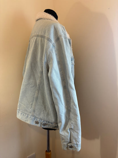 Classic Vintage Style Sherpa-Lined Denim Jacket